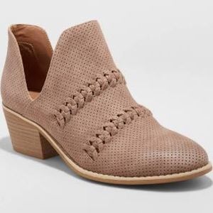 Universal thread boots